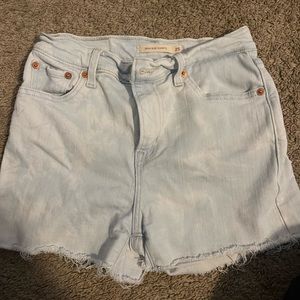 High rise Levi’s shorts